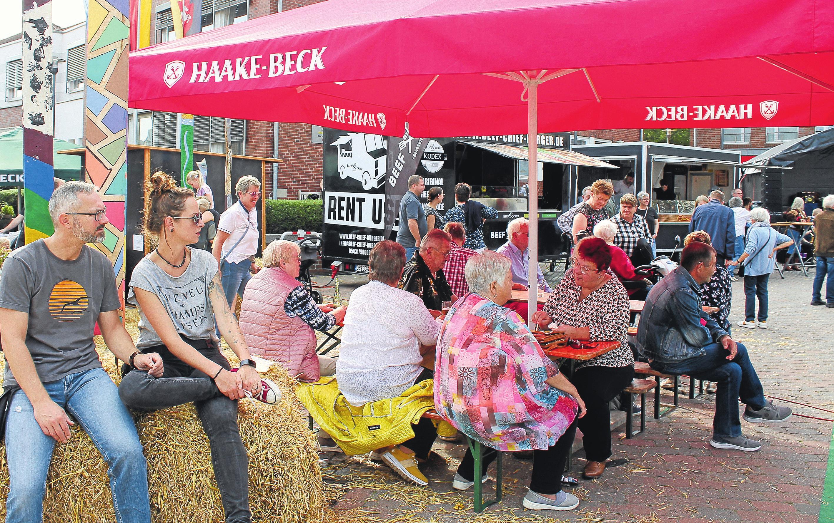 Nette Leute treffen, Schnacken, Musik hören, Essen und Trinken: Der Goldenstedter Ortskern lockt am 7. und 8. Mai mit einem tollen Angebot. Foto: Fischer