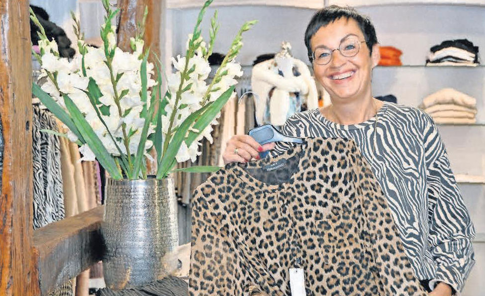 Iris Heitmüller und ihr Fachgeschäft Mode & Lebensart ist mehr als nur einen Besuch wert. Iris Heitmüller und ihr Fachgeschäft Mode & Lebensart ist mehr als nur einen Besuch wert.