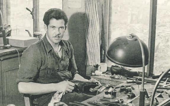 Das undatierte Foto wurde vermutlich in den 1950er-Jahren aufgenommen. Es zeigt einen Beschäftigten in der Schuhmacherei der „Hamburger Werkstatt für Erwerbsbeschränkte“ (HAWEE)