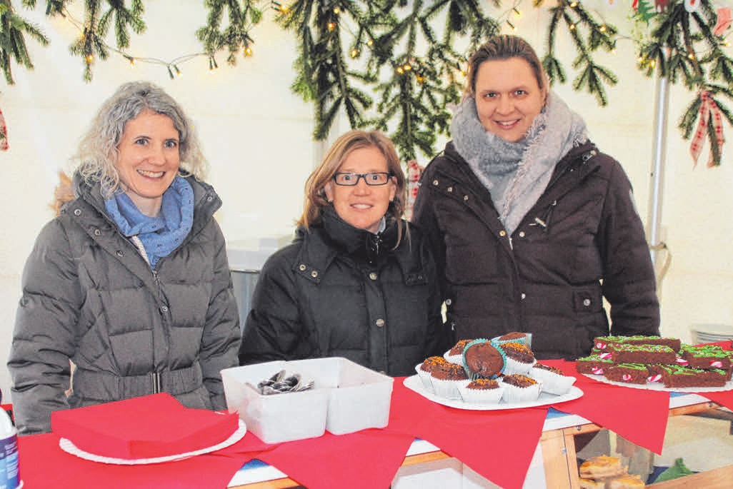 Der Schulförderverein verkauft Kuchen und Muffins. Der Schulförderverein verkauft Kuchen und Muffins.