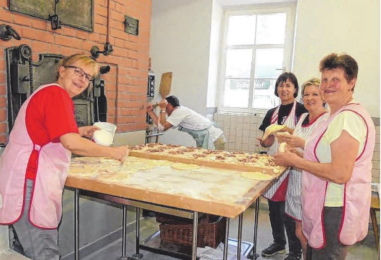 Im Backhaus sorgen fleißige Hände für die leckeren Dennetle. Im Backhaus sorgen fleißige Hände für die leckeren Dennetle.