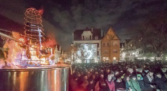 Das ist Kult: Traditionell gibt‘s am Weihnachtsmarkt-Freitagabend am Haagtorplatz die „Feuerzangenbowle“ mit Heinz Rühmann auf Großbildleinwand zu sehen. Das ist Kult: Traditionell gibt‘s am Weihnachtsmarkt-Freitagabend am Haagtorplatz die „Feuerzangenbowle“ mit Heinz Rühmann auf Großbildleinwand zu sehen.