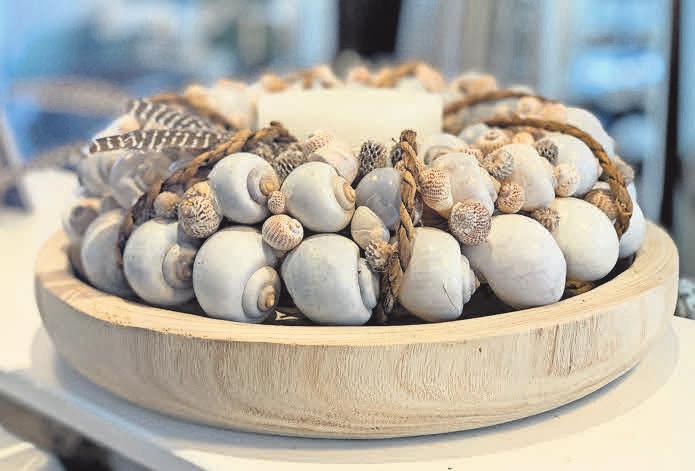 Ein Kranz aus Schnecken, handgefertigt von Daniela Siegl. Auch andere Materialien sind möglich. Ein Kranz aus Schnecken, handgefertigt von Daniela Siegl. Auch andere Materialien sind möglich.