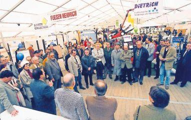 Aus dem Erinnerungsalbum früherer H&H-Messen im Gewerbegebiet: Die Aufnahme von der Eröffnung entstand 1998. FOTO:HAMM Aus dem Erinnerungsalbum früherer H&H-Messen im Gewerbegebiet: Die Aufnahme von der Eröffnung entstand 1998. FOTO:HAMM