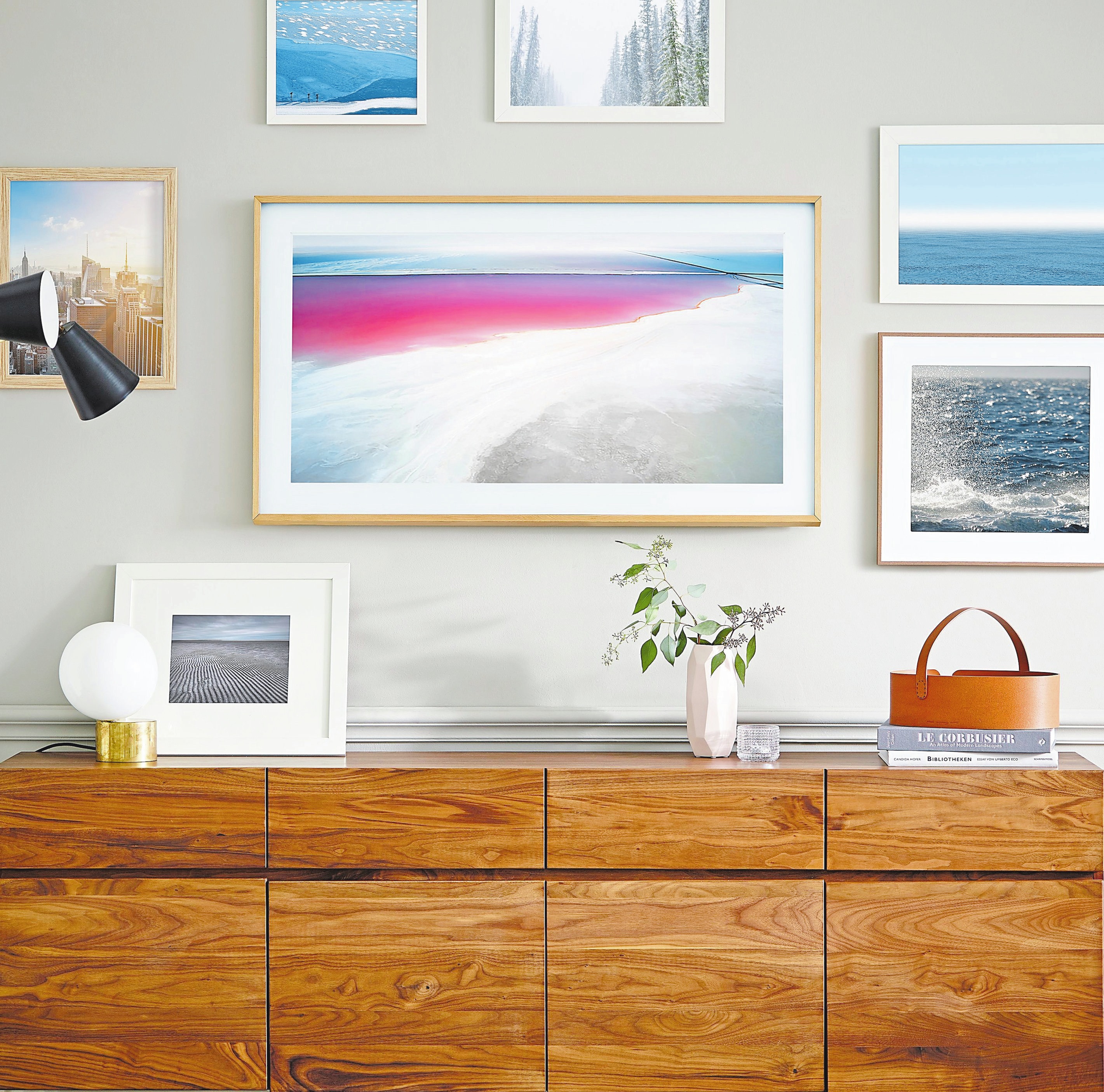 Mit „The Frame“ erhalten Kunden ein Kunstobjekt, mit dem sie zugleich fernsehen können. Foto: Samsung Mit „The Frame“ erhalten Kunden ein Kunstobjekt, mit dem sie zugleich fernsehen können. Foto: Samsung