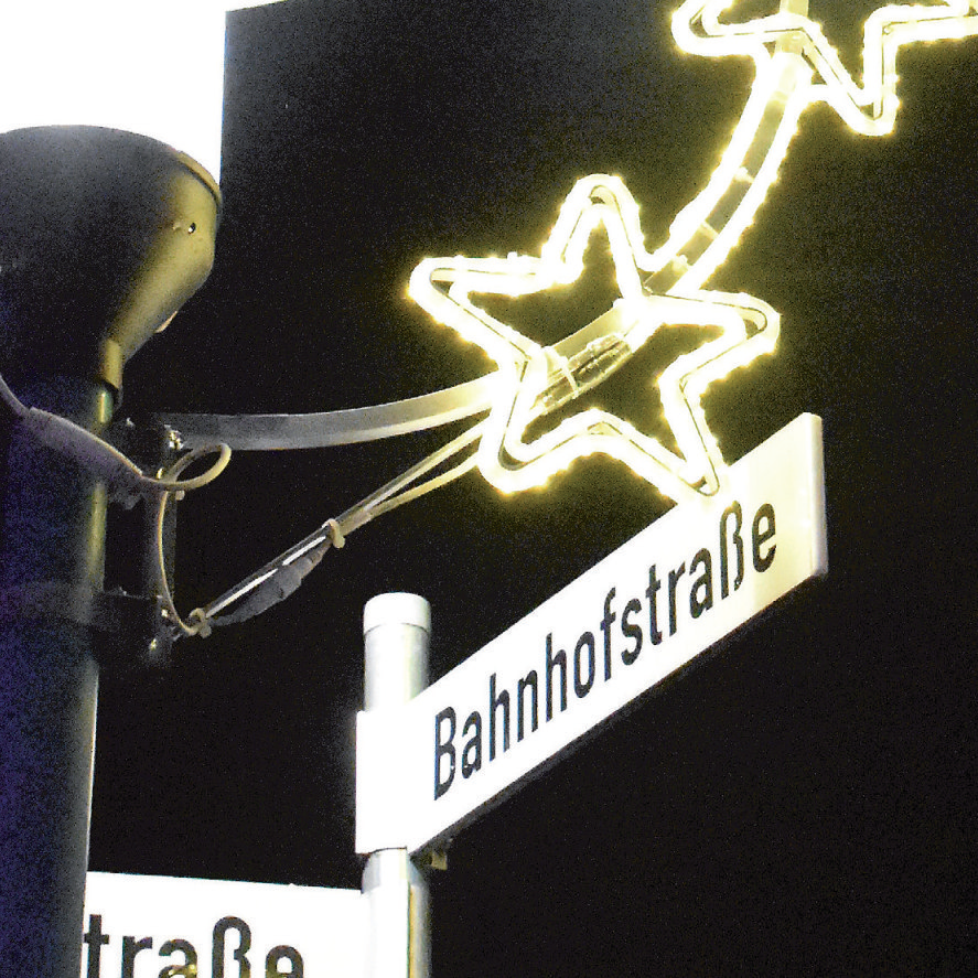 Die hübsche Weihnachtsbeleuchtung, von den Händlern der Einkaufsmeile selbst finanziert, erleuchtet auch heuer die Bahnhofstraße und sorgt für ein heimeliges Einkaufsvergnügen. Foto: Dana