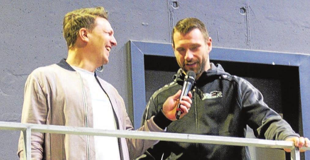 Beliebter Interviewpartner: Basti Schwele von Magenta TV amüsierte sich auch bei der Saisonabschlussfeier im Curt-Frenzel-Stadion über Haases trockene Sprüche. Beliebter Interviewpartner: Basti Schwele von Magenta TV amüsierte sich auch bei der Saisonabschlussfeier im Curt-Frenzel-Stadion über Haases trockene Sprüche.