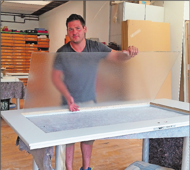 Handwerk vom Fach: Mitarbeiter Pawel Wojaczek beim Einpassen einer Glasscheibe in die Tür. FOTO: MA Handwerk vom Fach: Mitarbeiter Pawel Wojaczek beim Einpassen einer Glasscheibe in die Tür. FOTO: MA