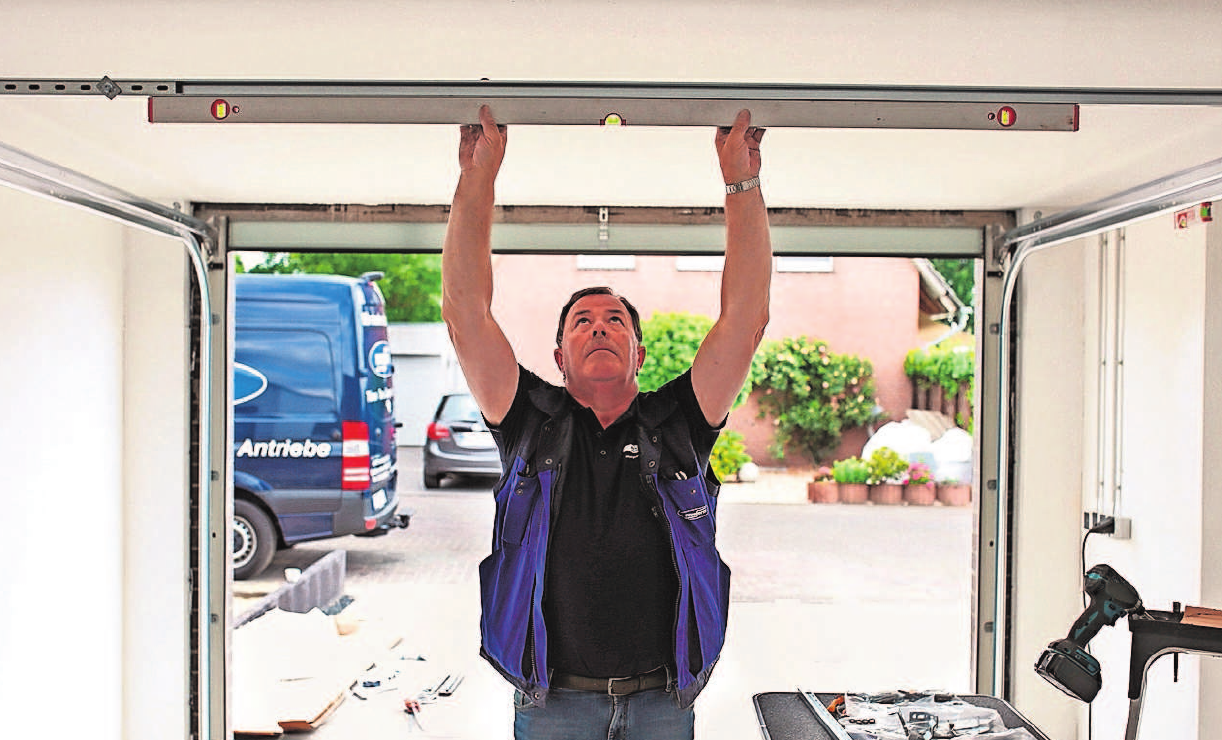 Bei älteren Garagentoren ist ein kritischer Blick vom Fachmann gefragt. Mit einer Checkliste stellt dieser fest, ob das alte Tor auf den Stand der Technik gebracht werden kann. Foto: novoferm/spp-d Bei älteren Garagentoren ist ein kritischer Blick vom Fachmann gefragt. Mit einer Checkliste stellt dieser fest, ob das alte Tor auf den Stand der Technik gebracht werden kann. Foto: novoferm/spp-d