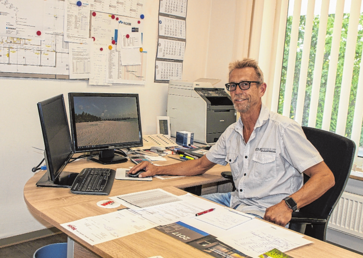 Helmut Feser, Geschäftsführer der Dietmar Nees GmbH, im Büro. FOTO: HELMUT HUSSONG Helmut Feser, Geschäftsführer der Dietmar Nees GmbH, im Büro. FOTO: HELMUT HUSSONG