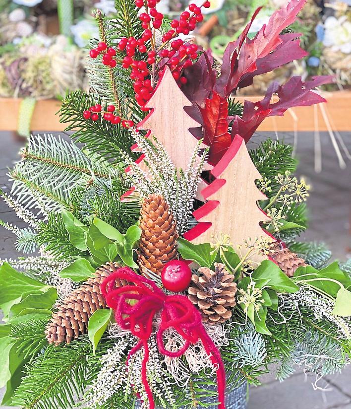 Rot ist der weihnachtliche Klassiker. Mit stilvollen Gestecken sorgen die Floristen für handgemachte Unikate. Rot ist der weihnachtliche Klassiker. Mit stilvollen Gestecken sorgen die Floristen für handgemachte Unikate.