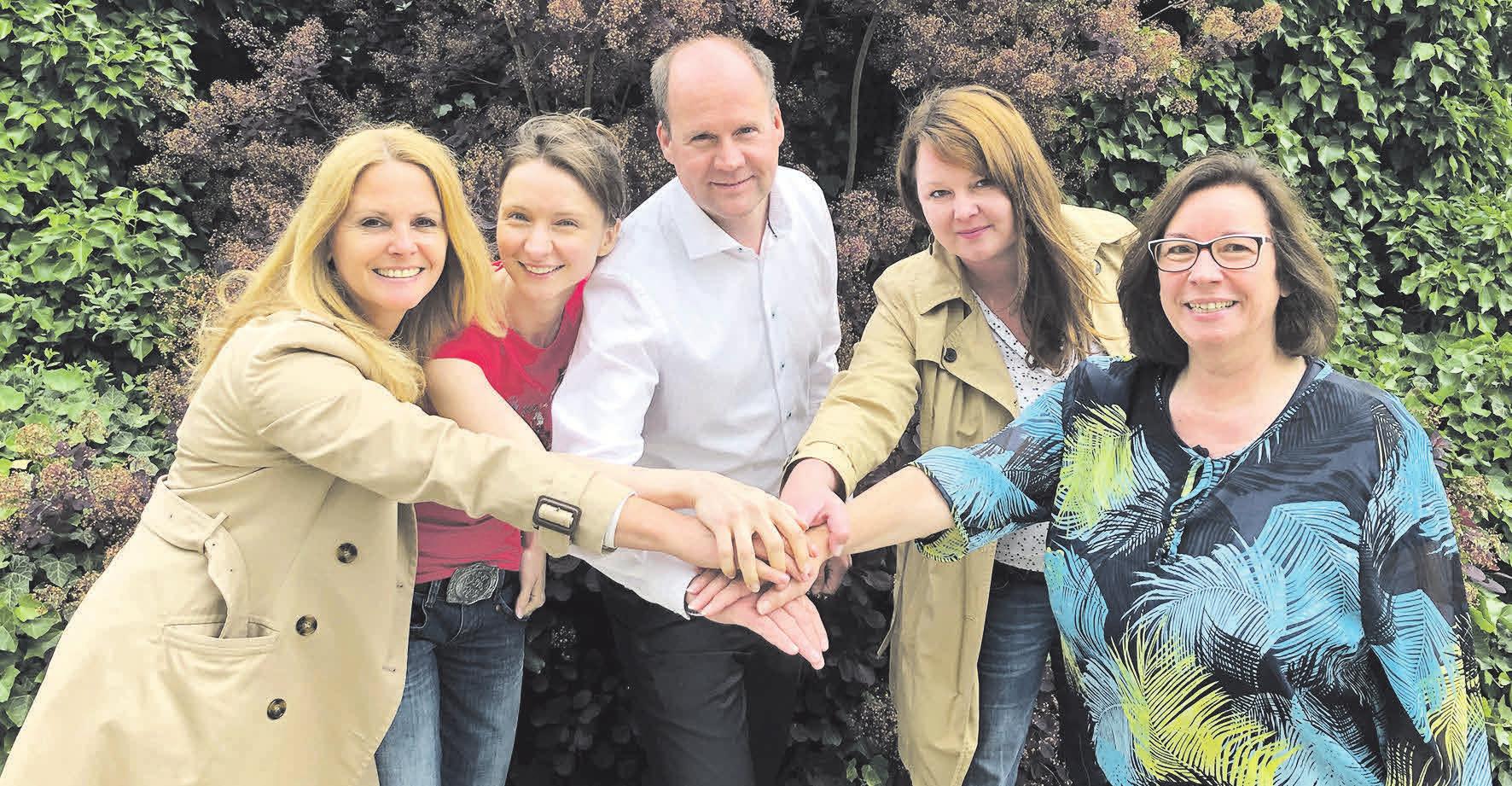 Für die WAZ bewegen sich (v. l.): Silke Kalmbacher, Katarzyna Warzynska, Gordon Firl, Franziska Jackowicz und Martina Ganz. Foto: privat Für die WAZ bewegen sich (v. l.): Silke Kalmbacher, Katarzyna Warzynska, Gordon Firl, Franziska Jackowicz und Martina Ganz. Foto: privat