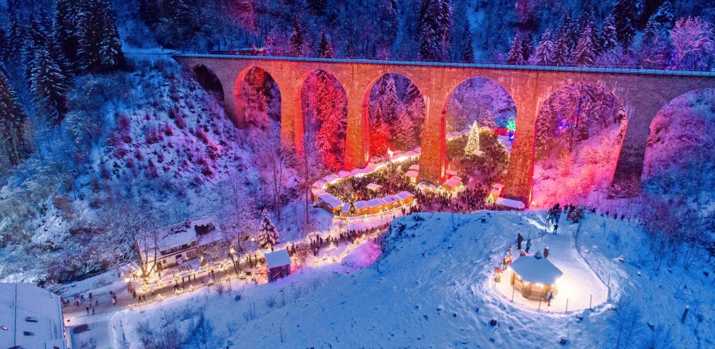Der Weihnachtsmarkt in der Ravennaschlucht beeindruckt mit einer imposanten Kulisse und regionalen Ausstellern. Foto: Hochschwarzwald Tourismus Der Weihnachtsmarkt in der Ravennaschlucht beeindruckt mit einer imposanten Kulisse und regionalen Ausstellern. Foto: Hochschwarzwald Tourismus