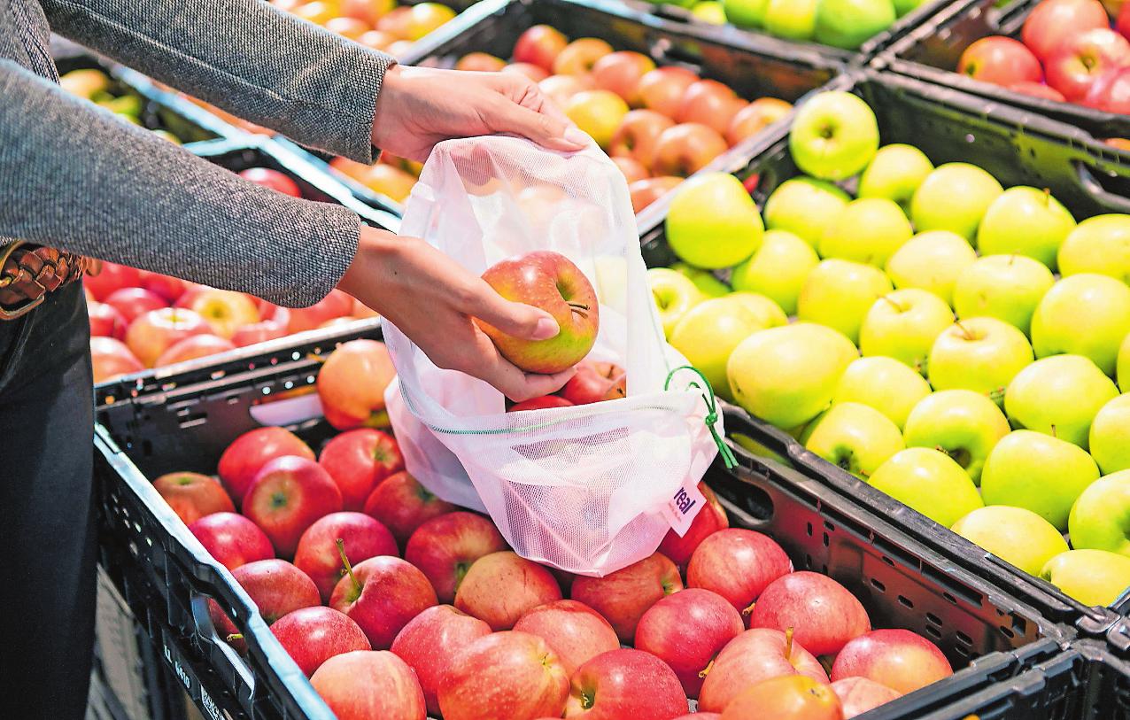 Waschbare Mehrwegnetze zur Verpackung von Äpfeln und anderen frischen Waren gehören in der Obst- und Gemüseabteilung zum Konzept „Frische unverpackt“. FOTO: REAL/FREI Waschbare Mehrwegnetze zur Verpackung von Äpfeln und anderen frischen Waren gehören in der Obst- und Gemüseabteilung zum Konzept „Frische unverpackt“. FOTO: REAL/FREI