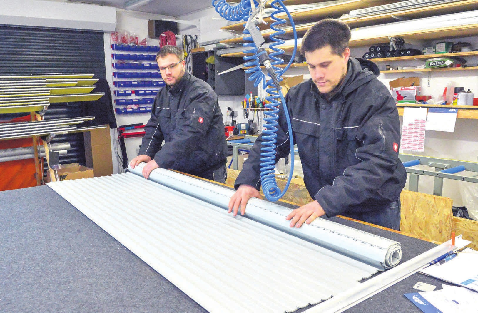 Der fertige Rollladen wird gerollt und ausgeliefert: Stefan Vorwald (rechts) und Raphael Aue. FOTO: MAH Der fertige Rollladen wird gerollt und ausgeliefert: Stefan Vorwald (rechts) und Raphael Aue. FOTO: MAH