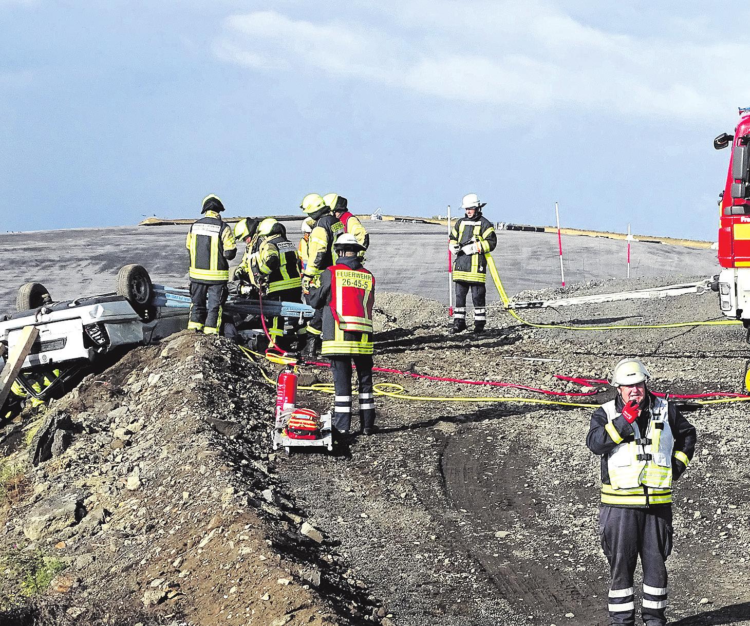 Aus zwei verunfallten Autos mussten die Feuerwehrleute der Kreisfeuerwehrbereitschaft Celle mehrere Person retten. Vorher mussten die beiden auf den Dächern liegenden Pkw gegen ein eventuelles Wegrutschen gesichert werden. Foto: Olaf Rebmann Aus zwei verunfallten Autos mussten die Feuerwehrleute der Kreisfeuerwehrbereitschaft Celle mehrere Person retten. Vorher mussten die beiden auf den Dächern liegenden Pkw gegen ein eventuelles Wegrutschen gesichert werden. Foto: Olaf Rebmann