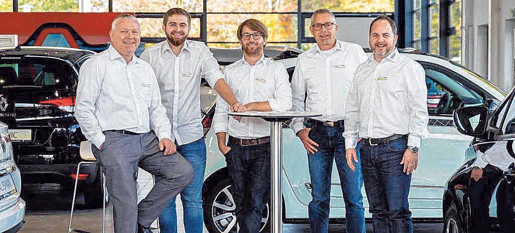 Das Renault- und Dacia Verkaufsteam: v. l. Roland Stumm, Juniorverkäufer Michael Passon, Daniel Rapp, Oliver Baur und Joachim Porada. FOTO: PRIVAT Das Renault- und Dacia Verkaufsteam: v. l. Roland Stumm, Juniorverkäufer Michael Passon, Daniel Rapp, Oliver Baur und Joachim Porada. FOTO: PRIVAT