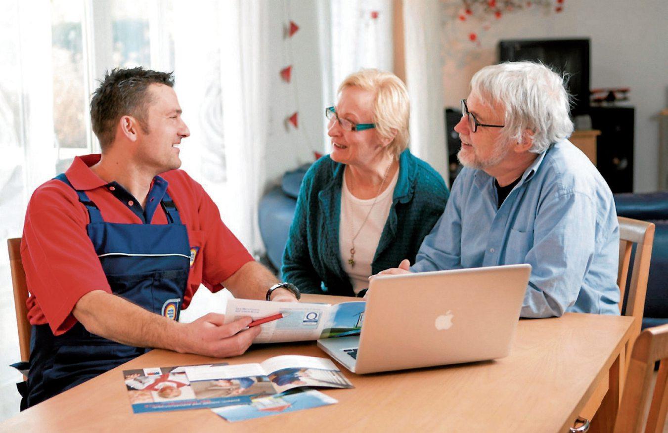 Sich Zeit zu nehmen für Fragen und fürs Zuhören schafft Vertrauen. 60+ zertifizierte Handwerksbetriebe im Kreis richten sich nach den Bedürfnissen der Seniorinnen und Senioren – und schrauben nebenbei gern auch mal eine neue Glühbirne in die Lampe. Archivbild: djd