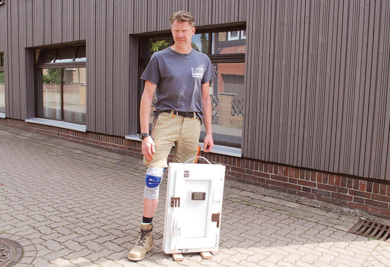 Tischlermeister Oliver Grote bietet Einbruchschutz für Fenster und Türen. Foto: Birthe Kußroll-Ihle Tischlermeister Oliver Grote bietet Einbruchschutz für Fenster und Türen. Foto: Birthe Kußroll-Ihle