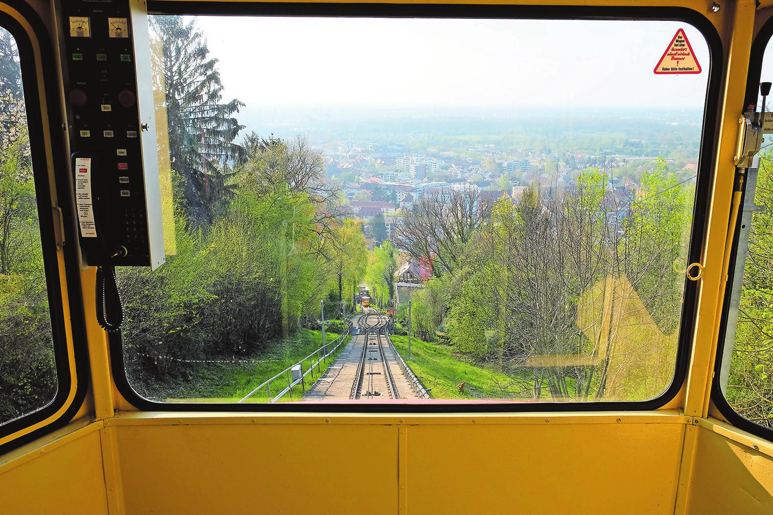 Unten links: Meter für Meter wird der Ausblick auf und über Karlsruhe bei der Fahrt mit der Turmbergbahn größer. Wunderbar. Fotos: tkn Unten links: Meter für Meter wird der Ausblick auf und über Karlsruhe bei der Fahrt mit der Turmbergbahn größer. Wunderbar. Fotos: tkn
