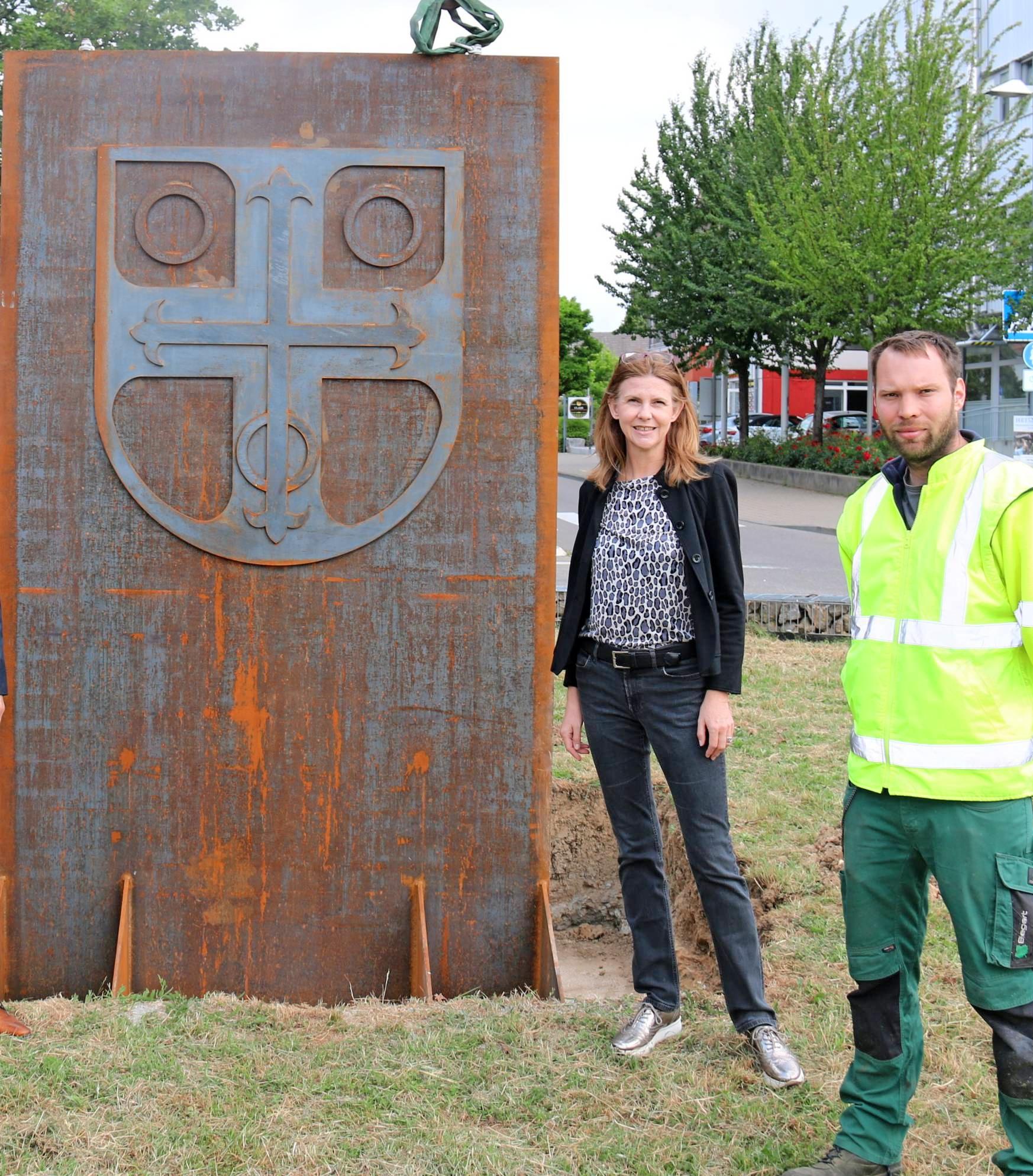 Als neues Kreiselkunstwerk markiert das Neckarsulmer Stadtwappen den südlichen Stadteingang. Das Bild zeigt Bürgermeisterin Dr. Suzanne Mösel und den ideengebenden Bauhofmitarbeiter Jan Waglöhner. Foto: snp Als neues Kreiselkunstwerk markiert das Neckarsulmer Stadtwappen den südlichen Stadteingang. Das Bild zeigt Bürgermeisterin Dr. Suzanne Mösel und den ideengebenden Bauhofmitarbeiter Jan Waglöhner. Foto: snp