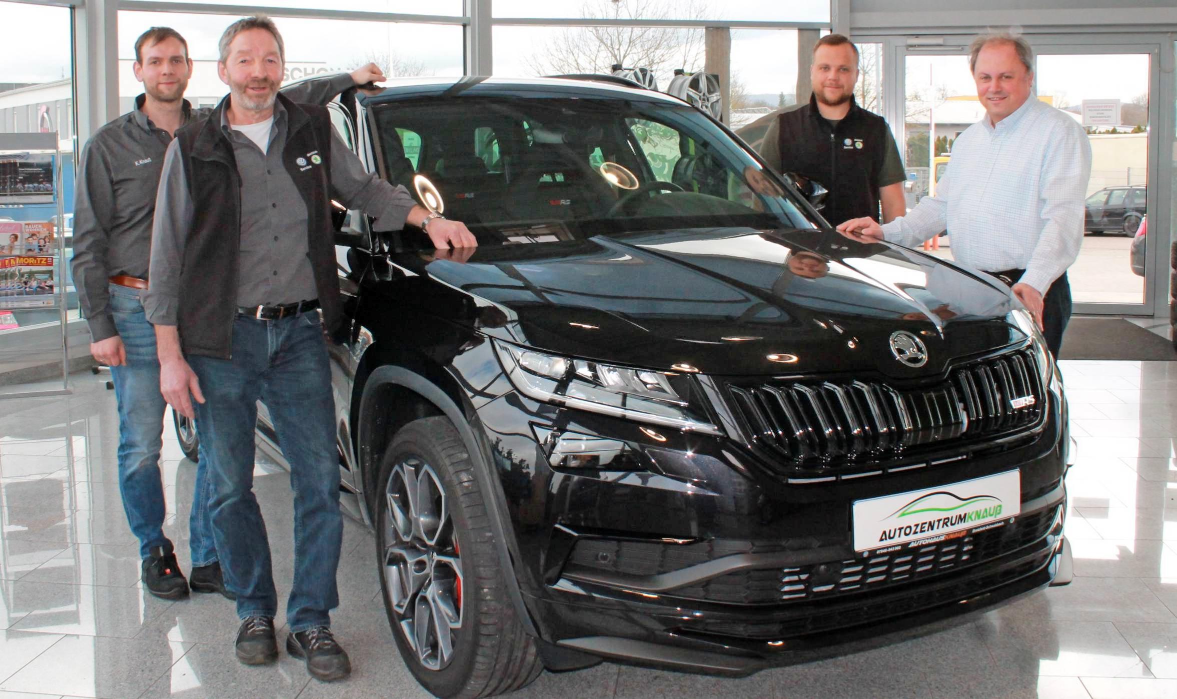 Familien-SUV: Kevin und Reinhold Knauß (von links), Patrick Wunschik und Heiko Lißmann mit dem Kodiaq RS. Foto: Tanja Weilemann Familien-SUV: Kevin und Reinhold Knauß (von links), Patrick Wunschik und Heiko Lißmann mit dem Kodiaq RS. Foto: Tanja Weilemann