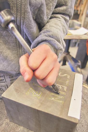 Die Arbeit eines Steinmetzen können Schüler bei den Berufsfelderkundungen kennenlernen Bild: OBK Die Arbeit eines Steinmetzen können Schüler bei den Berufsfelderkundungen kennenlernen Bild: OBK