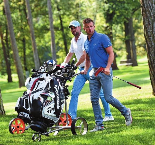 Sportlich vereint: Golf ist eine gute Plattform zum Netzwerken – wie der Moderator Matthias Killing (l.) und der Schwimmer Thomas Rupprath (r.) beweisen. FOTO: PA/BRITTA PEDERSEN/DPA Sportlich vereint: Golf ist eine gute Plattform zum Netzwerken – wie der Moderator Matthias Killing (l.) und der Schwimmer Thomas Rupprath (r.) beweisen. FOTO: PA/BRITTA PEDERSEN/DPA