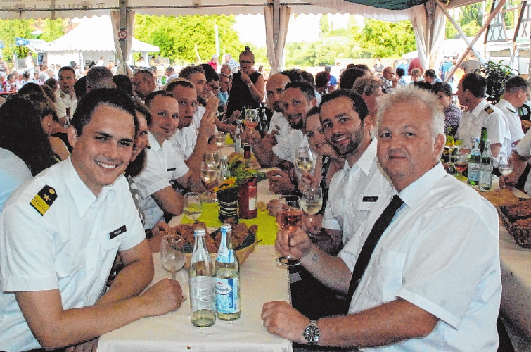 Traditionell besuchen wieder Soldaten des Marinefliegergeschwaders 5 aus Nordholz bei Cuxhaven das Weinfest. Traditionell besuchen wieder Soldaten des Marinefliegergeschwaders 5 aus Nordholz bei Cuxhaven das Weinfest.