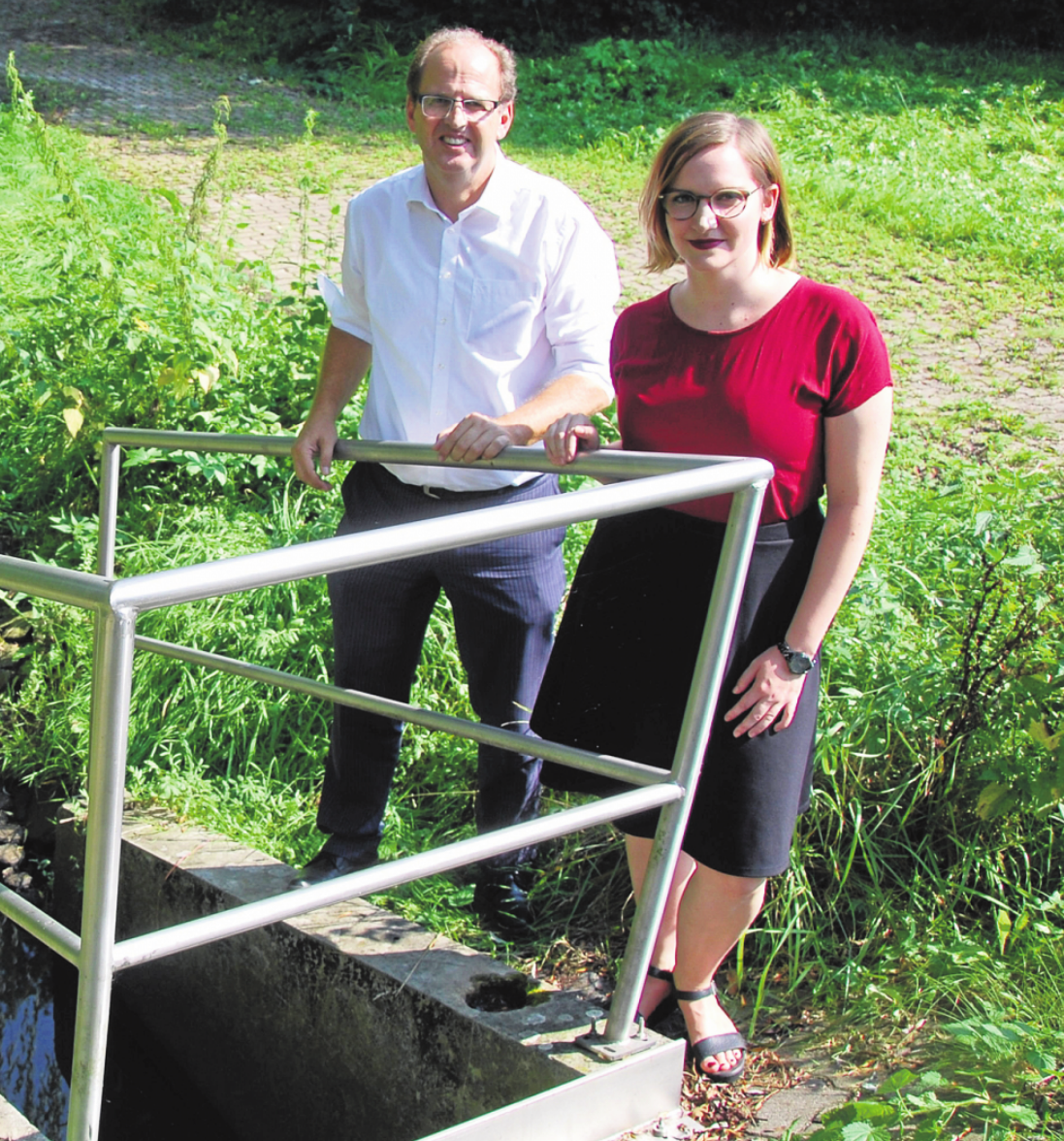 Oststeinbeks Bürgermeister Jürgen Hettwer und Gemeindeplanerin Nina Kohlmorgen stehen am Forellenbach, der an Himmelfahrt 2018 über die Ufer trat. FOTO: FILIP SCHWEN Oststeinbeks Bürgermeister Jürgen Hettwer und Gemeindeplanerin Nina Kohlmorgen stehen am Forellenbach, der an Himmelfahrt 2018 über die Ufer trat. FOTO: FILIP SCHWEN