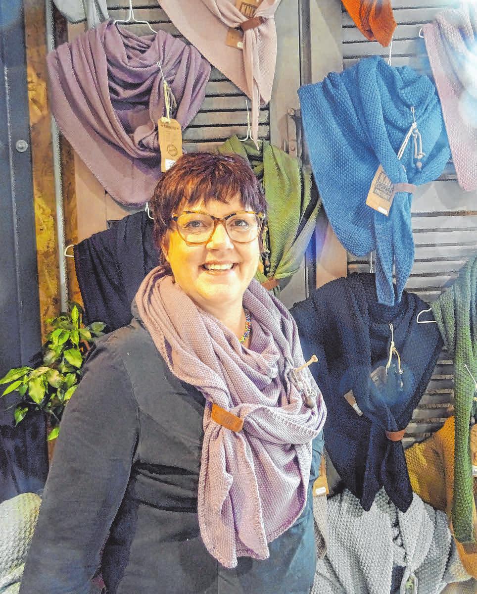 Chefin Sabine Schmid todschick mit Wickelschal von „Knit Factory“. Chefin Sabine Schmid todschick mit Wickelschal von „Knit Factory“.