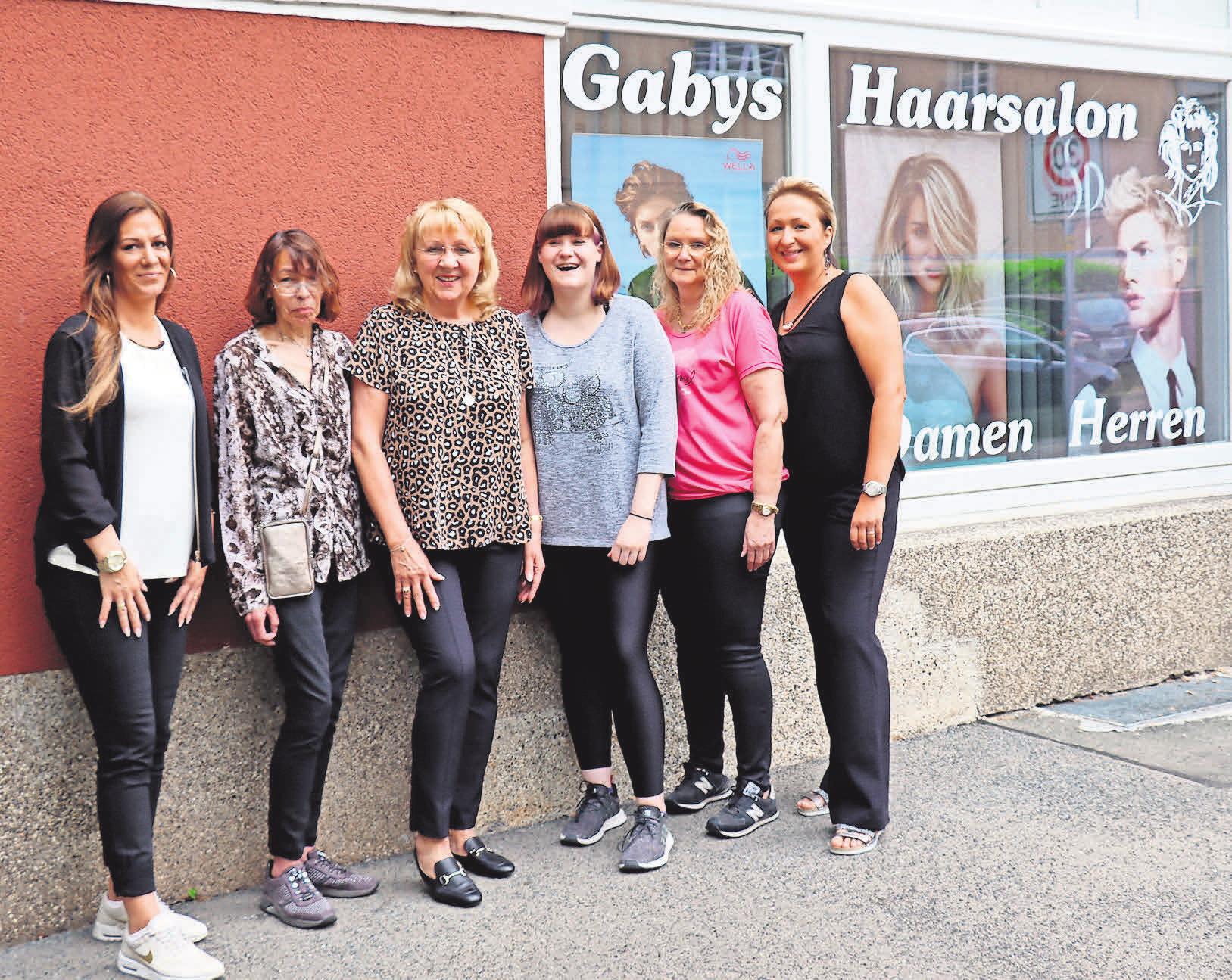 Feiern 39-jähriges Bestehen: Das Team von Gabys Haarsalon, dem Jessica Nürnberg (von links), Erika Pöhlert, Gabriele Bernat-Däwes, Sophia Eberle, Kirsten Nölker und Nicole Wolf angehören. Feiern 39-jähriges Bestehen: Das Team von Gabys Haarsalon, dem Jessica Nürnberg (von links), Erika Pöhlert, Gabriele Bernat-Däwes, Sophia Eberle, Kirsten Nölker und Nicole Wolf angehören.