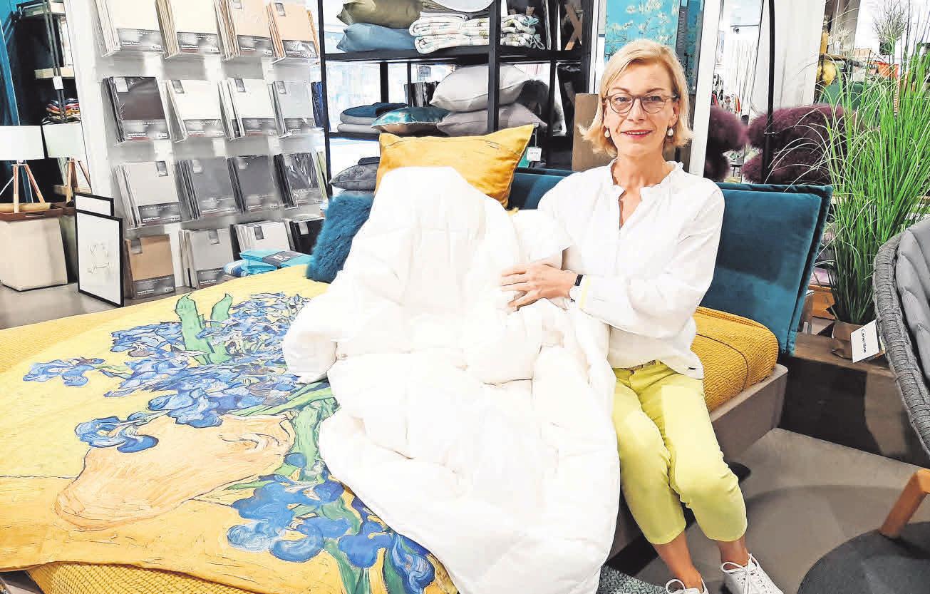 Regina Rosenbaum vom bettenhaus welge empfiehlt ein leichtes Sommerdaunenbett Regina Rosenbaum vom bettenhaus welge empfiehlt ein leichtes Sommerdaunenbett