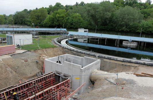 Von hier aus wird das bereits vorgereinigte Abwasser in die vierte Reinigungsstufe eingeleitet. Bilder: Uhland2 Von hier aus wird das bereits vorgereinigte Abwasser in die vierte Reinigungsstufe eingeleitet. Bilder: Uhland2