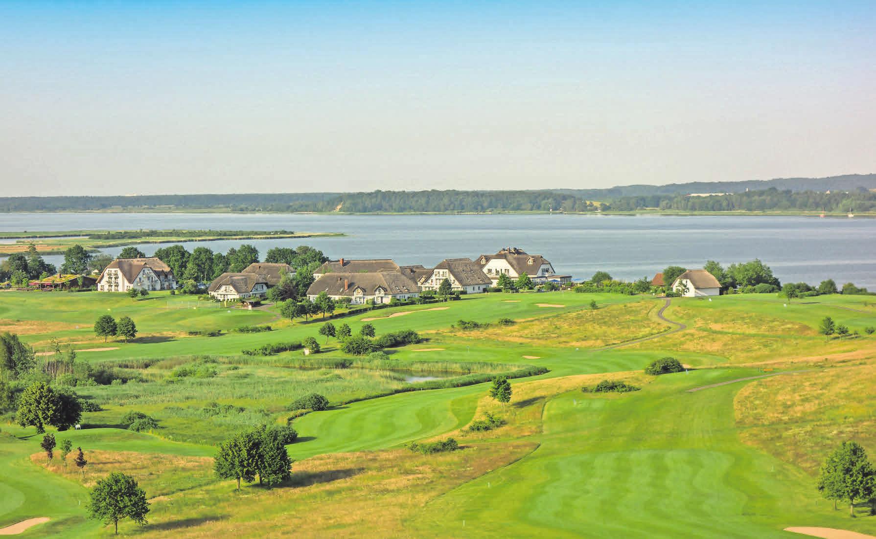 Das Achterwasser im Blick: Golfen am Balmer See auf Usedom. Foto: skypics Das Achterwasser im Blick: Golfen am Balmer See auf Usedom. Foto: skypics