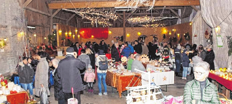 An den Ständen in der Scheune bieten die Aussteller wieder weihnachtliche Artikel an. An den Ständen in der Scheune bieten die Aussteller wieder weihnachtliche Artikel an.
