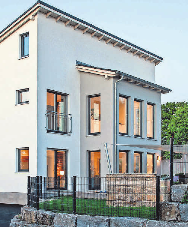 Ein Pultdachhaus mit zweigeschossigem, farblich abgesetztem Standerker. Foto: BDF/Haas Fertigbau Ein Pultdachhaus mit zweigeschossigem, farblich abgesetztem Standerker. Foto: BDF/Haas Fertigbau