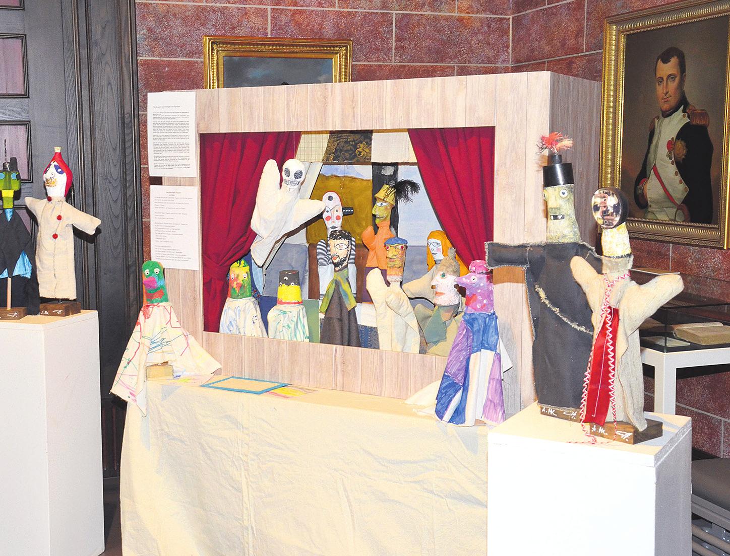 Liebevoll gestaltete Handpuppen nach Paul-Klee. Liebevoll gestaltete Handpuppen nach Paul-Klee.