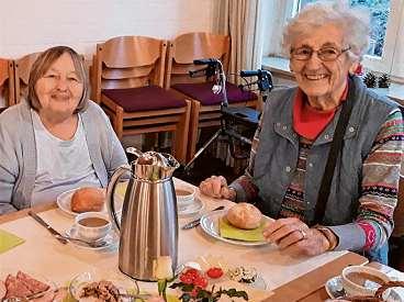 Ingeborg Albers (80, l.) und Relly Hammer (91) aus dem Kursana Domizil Oststeinbek genießen die Gesellschaft beim Seniorenfrühstück im Gemeindehaus der Auferstehungskirche Foto: Kursana 