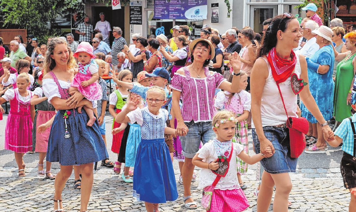 Auch die Kinder sind beim Einzug mit dabei. FOTO: WOLFGANG SANDLER Auch die Kinder sind beim Einzug mit dabei. FOTO: WOLFGANG SANDLER