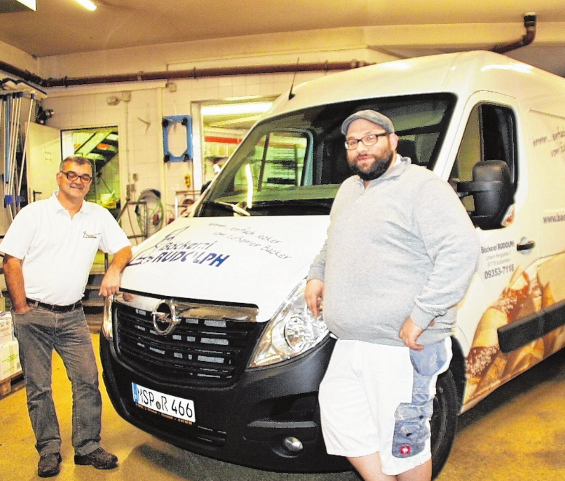 Seit April 2018 gehen die Bäckereien Schmitt und Rudolph gemeinsame Wege. Zuerst als „R & S GmbH & Co. KG” mit dem früheren Inhaber der Bäckerei Rudolph aus Eußenheim, Thomas Rudolph und dem früheren Inhaber der Bäckerei Schmitt aus Retzstadt, Andreas Schmitt, als gleichberechtigte Geschäftsführer und jetzt, seit Januar, als „Schmitt der Bäcker” mit Andreas Schmitt (rechts) als alleinigen Geschäftsführer und Thomas Rudolph (links) als Gesellschafter. FOTO: ERNST SCHNEIDER Seit April 2018 gehen die Bäckereien Schmitt und Rudolph gemeinsame Wege. Zuerst als „R & S GmbH & Co. KG” mit dem früheren Inhaber der Bäckerei Rudolph aus Eußenheim, Thomas Rudolph und dem früheren Inhaber der Bäckerei Schmitt aus Retzstadt, Andreas Schmitt, als gleichberechtigte Geschäftsführer und jetzt, seit Januar, als „Schmitt der Bäcker” mit Andreas Schmitt (rechts) als alleinigen Geschäftsführer und Thomas Rudolph (links) als Gesellschafter. FOTO: ERNST SCHNEIDER