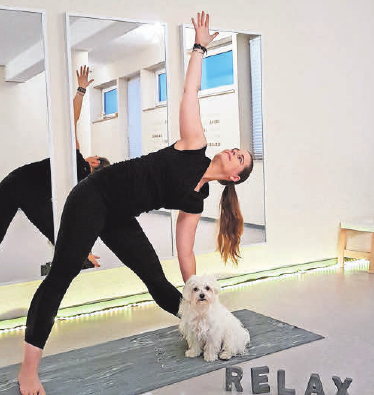Be Yogi: Mit Anspannung zur Entspannung. Bianca Lüdeke und die kleine Josy machen es vor. Be Yogi: Mit Anspannung zur Entspannung. Bianca Lüdeke und die kleine Josy machen es vor.