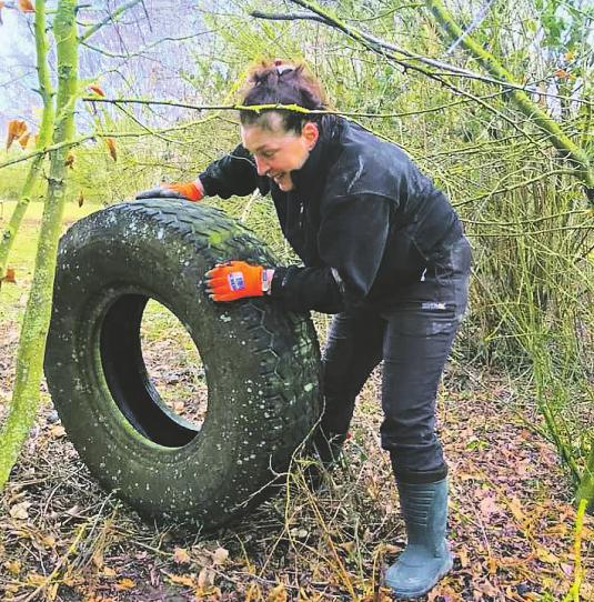 Selbst alte Autoreifen werden in Waldstücken gefunden und müssen entfernt werden Bild: CleanUp Erftstadt Selbst alte Autoreifen werden in Waldstücken gefunden und müssen entfernt werden Bild: CleanUp Erftstadt