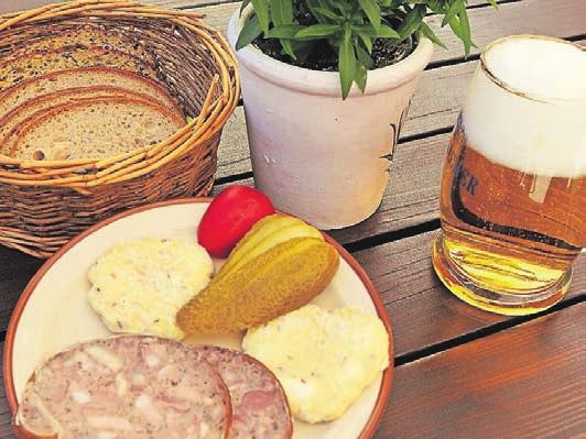 Zu einer typischen Brotzeit gehören die Wurstspezialität Presssack und Quärkle, ein herzhafter Sauermilchkäse. Foto: Martin Cyris Zu einer typischen Brotzeit gehören die Wurstspezialität Presssack und Quärkle, ein herzhafter Sauermilchkäse. Foto: Martin Cyris