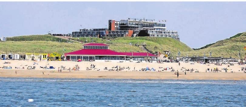 Vom Hotel aus überblicken Gäste den gesamten Strand und die Dünenlandschaft. Foto: Strandhotel Hoge Duin Vom Hotel aus überblicken Gäste den gesamten Strand und die Dünenlandschaft. Foto: Strandhotel Hoge Duin