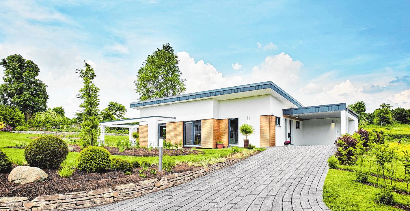 Wo ausreichend Bauplatz zur Verfügung steht, kaufen sich Bauherren auch gerne einen Bungalow. Denn das Wohnen auf einer Ebene ist im Alter praktisch. BILDER: Fingerhut Haus/BDF/dpa-tmn, Martin Duckek/Regnauer Wo ausreichend Bauplatz zur Verfügung steht, kaufen sich Bauherren auch gerne einen Bungalow. Denn das Wohnen auf einer Ebene ist im Alter praktisch. BILDER: Fingerhut Haus/BDF/dpa-tmn, Martin Duckek/Regnauer