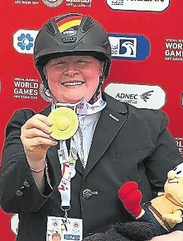 Das Glück steht ihr ins Gesicht geschrieben: Reiterin Juliane Dietrich, die bei den Special Olympics in Abu Dhabi Gold holte. FOTO: DIETRICH Das Glück steht ihr ins Gesicht geschrieben: Reiterin Juliane Dietrich, die bei den Special Olympics in Abu Dhabi Gold holte. FOTO: DIETRICH