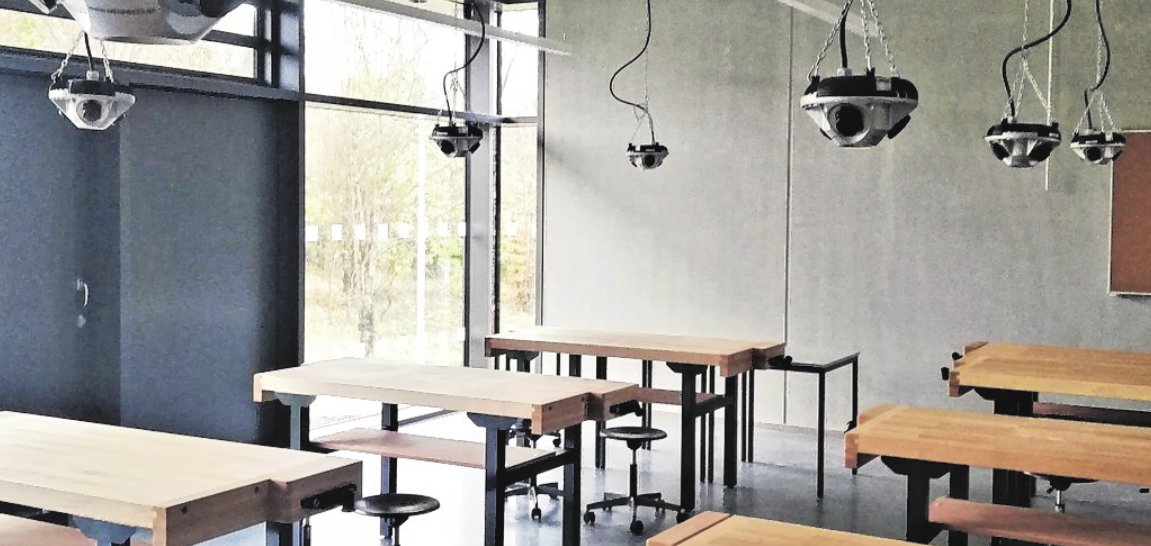 <div>Blick in einen der Werkräume mit seinen von der Decke herabhängenden Mehrfachsteckdosen. </div> <div>Blick in einen der Werkräume mit seinen von der Decke herabhängenden Mehrfachsteckdosen. </div>