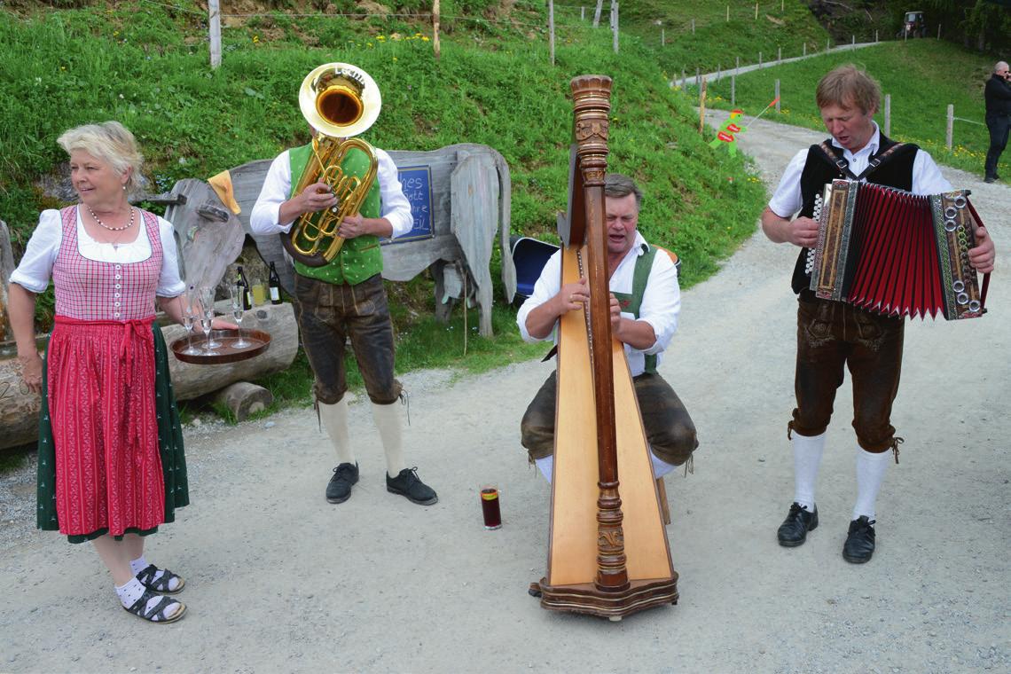 Lotte Klausner, Wirtin der Siller Alm, begrüßte die Musiker und Gäste des Almfests am Donnerstag mit einem Herzblut-Trepfei-Schnaps. Lotte Klausner, Wirtin der Siller Alm, begrüßte die Musiker und Gäste des Almfests am Donnerstag mit einem Herzblut-Trepfei-Schnaps.