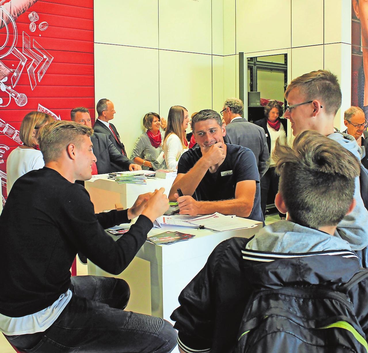 Zeigten sich bei der vergangenen Ausbildungsbörse fannah: die FCK-Spieler Elias Huth (links) und Wolfgang Hesl bei der Autogrammstunde. FOTO: MONIKA KLEIN Zeigten sich bei der vergangenen Ausbildungsbörse fannah: die FCK-Spieler Elias Huth (links) und Wolfgang Hesl bei der Autogrammstunde. FOTO: MONIKA KLEIN